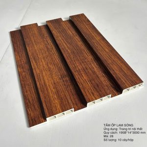Hình ảnh tấm ốp lam sóng nhựa giả gỗ mã 28 màu nâu gỗ, có cấu trúc 4 sóng cao thấp, dùng để ốp tường hoặc ốp trần trang trí nội thất.